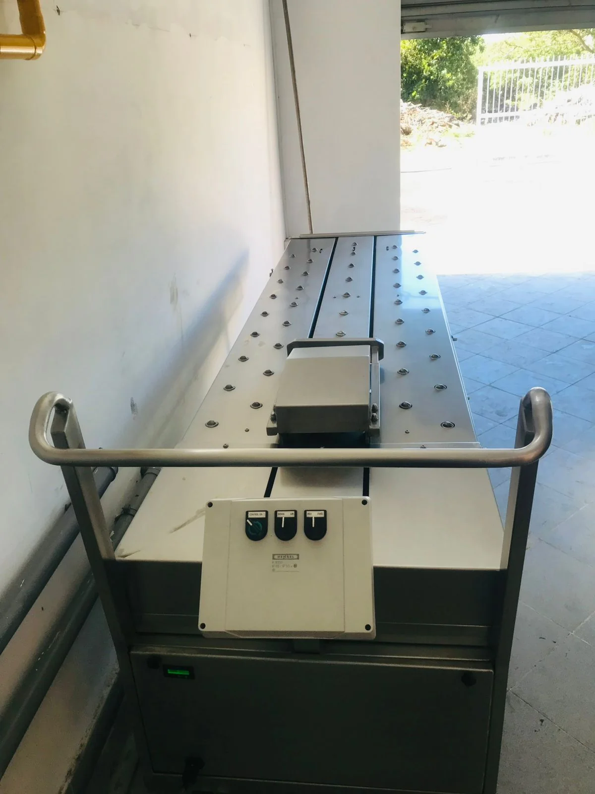 Hydraulic loading trolley